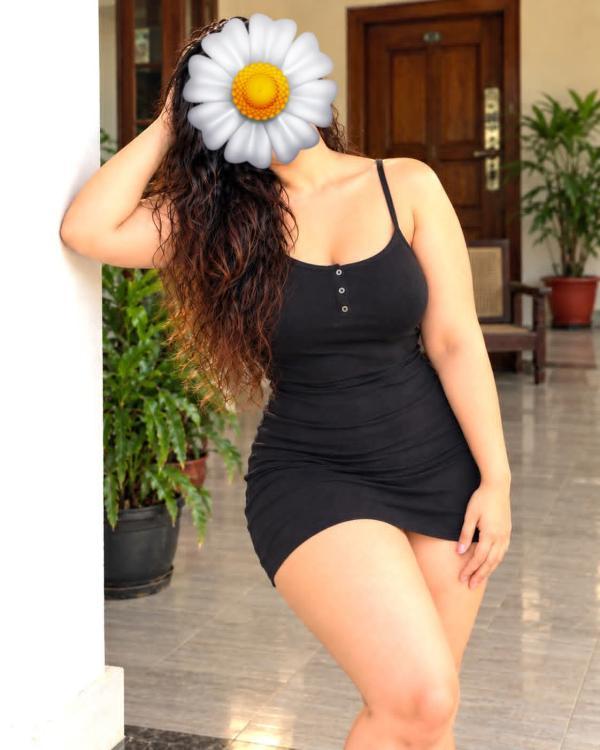 ලස්සන ගෑනු ලමයි 2ක් ගෙන් සුපිරි සැපක් ගන්න